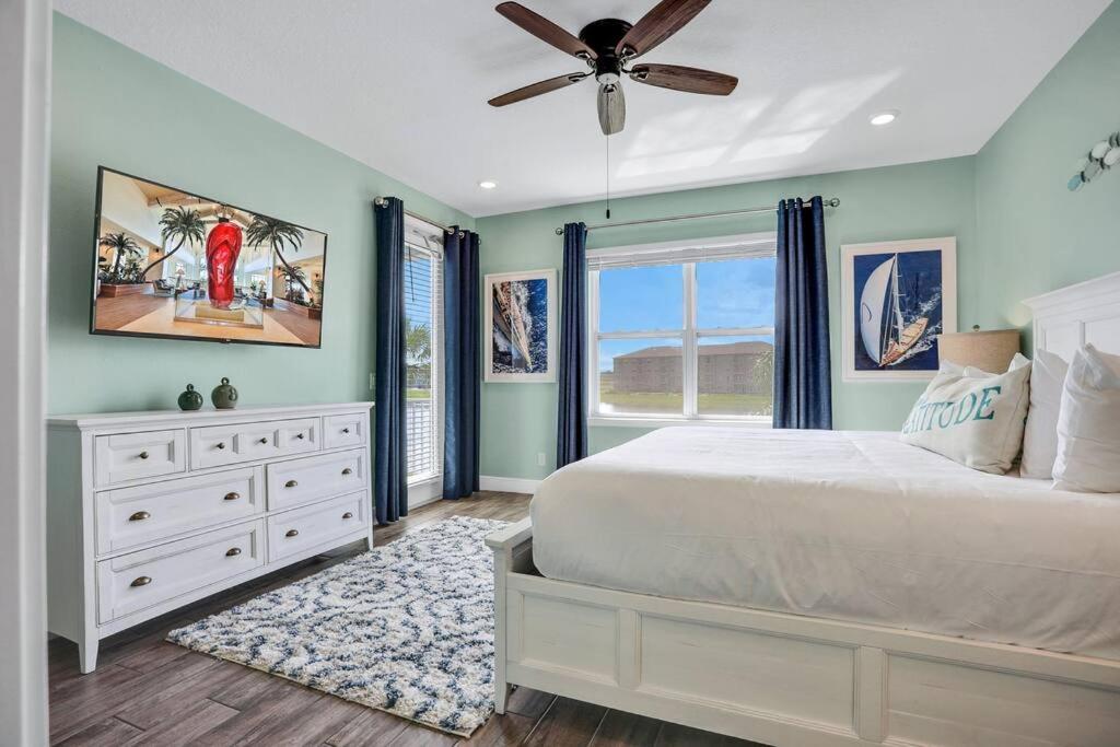 Margarita Manor - 8 Bedroom Pool - Spa Home with Amazing Sunset & Arcade