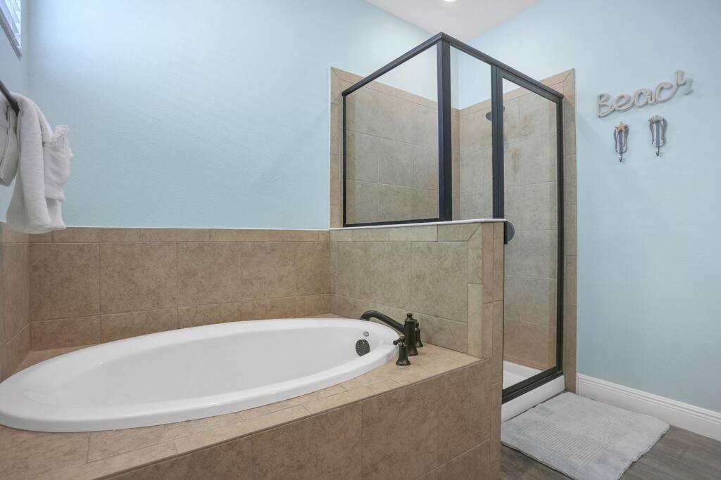 Margarita Manor - 8 Bedroom Pool - Spa Home with Amazing Sunset & Arcade