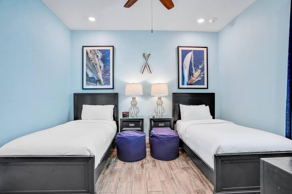 Margarita Manor - 8 Bedroom Pool - Spa Home with Amazing Sunset & Arcade