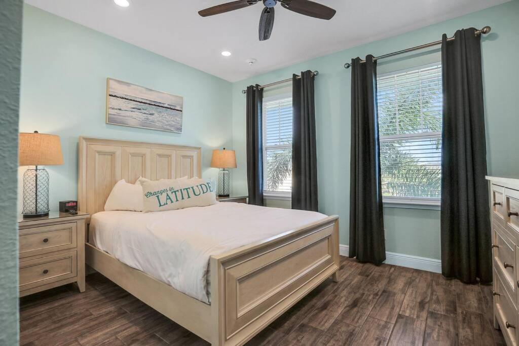 Margarita Manor - 8 Bedroom Pool - Spa Home with Amazing Sunset & Arcade
