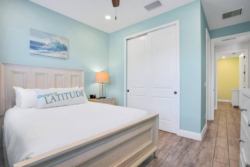 Margarita Manor - 8 Bedroom Pool - Spa Home with Amazing Sunset & Arcade