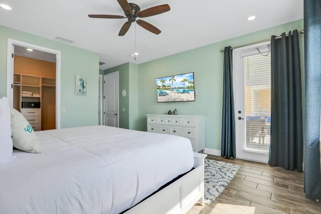 Margarita Manor - 8 Bedroom Pool - Spa Home with Amazing Sunset & Arcade