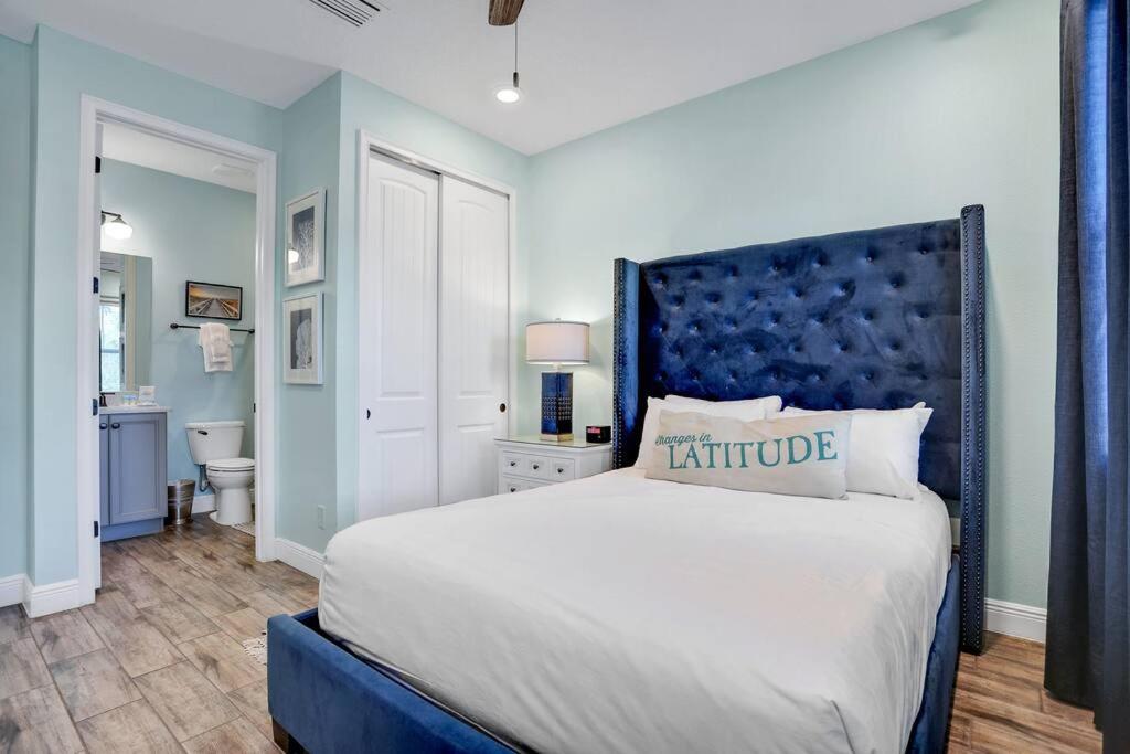 Margarita Manor - 8 Bedroom Pool - Spa Home with Amazing Sunset & Arcade