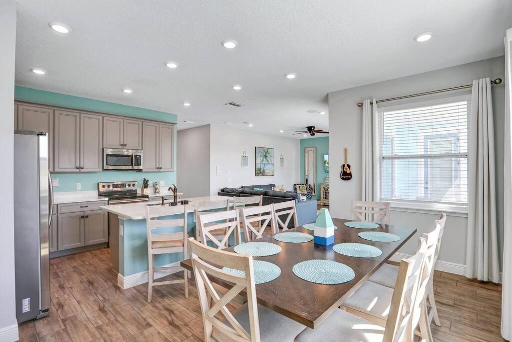 Margarita Manor - 8 Bedroom Pool - Spa Home with Amazing Sunset & Arcade