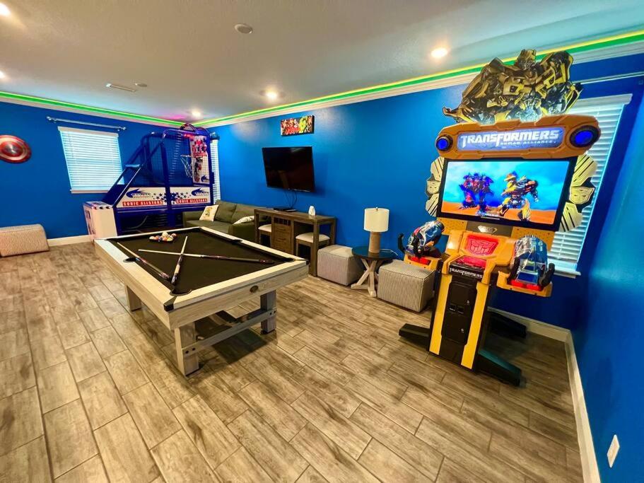 Margarita Manor - 8 Bedroom Pool - Spa Home with Amazing Sunset & Arcade
