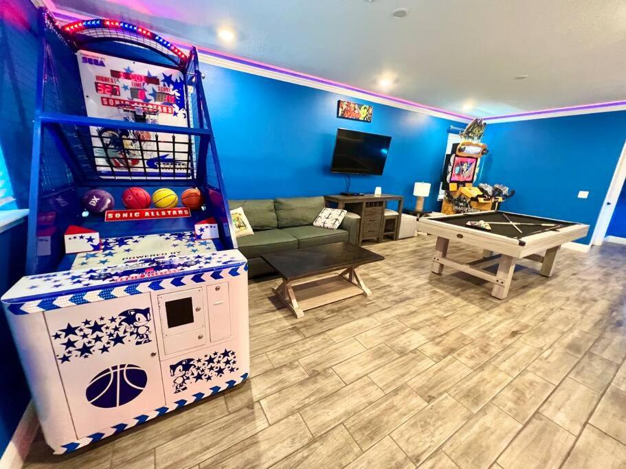 Margarita Manor - 8 Bedroom Pool - Spa Home with Amazing Sunset & Arcade