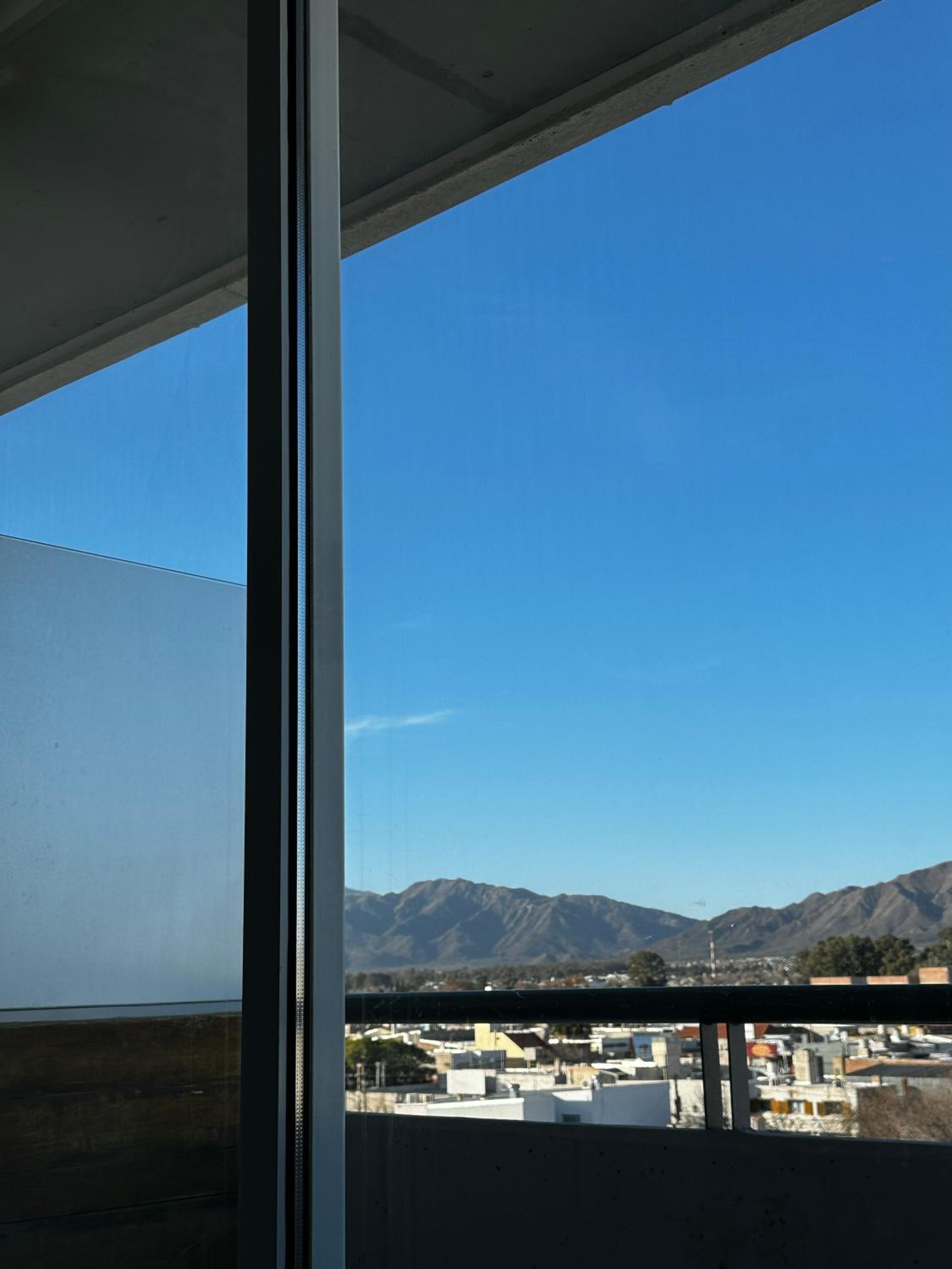 Un Departamento Cómodo con Vistas Increíbles a las Sierras