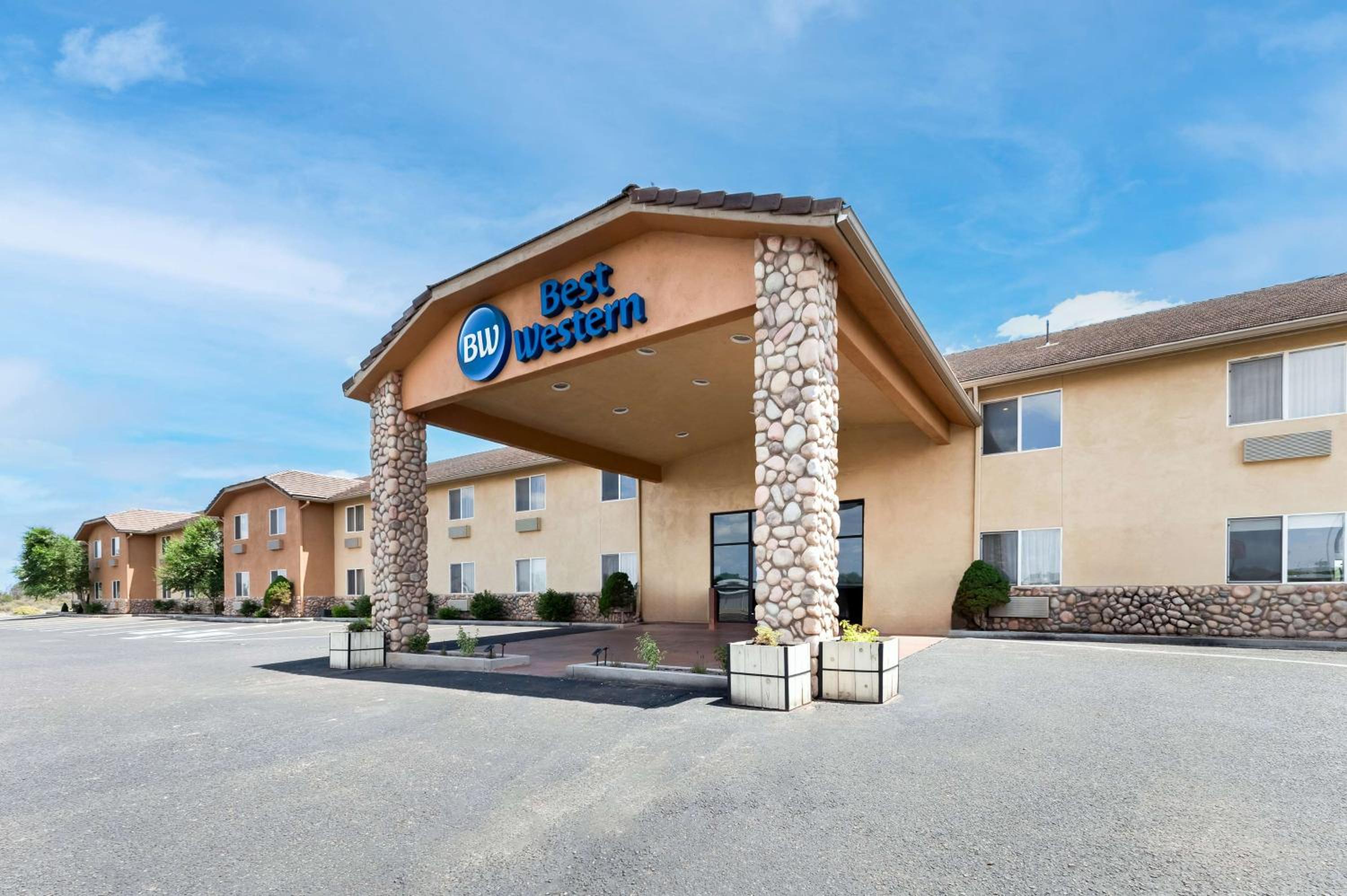 Show Low Vacations - Best Western Snowflake Inn - Property Image 1
