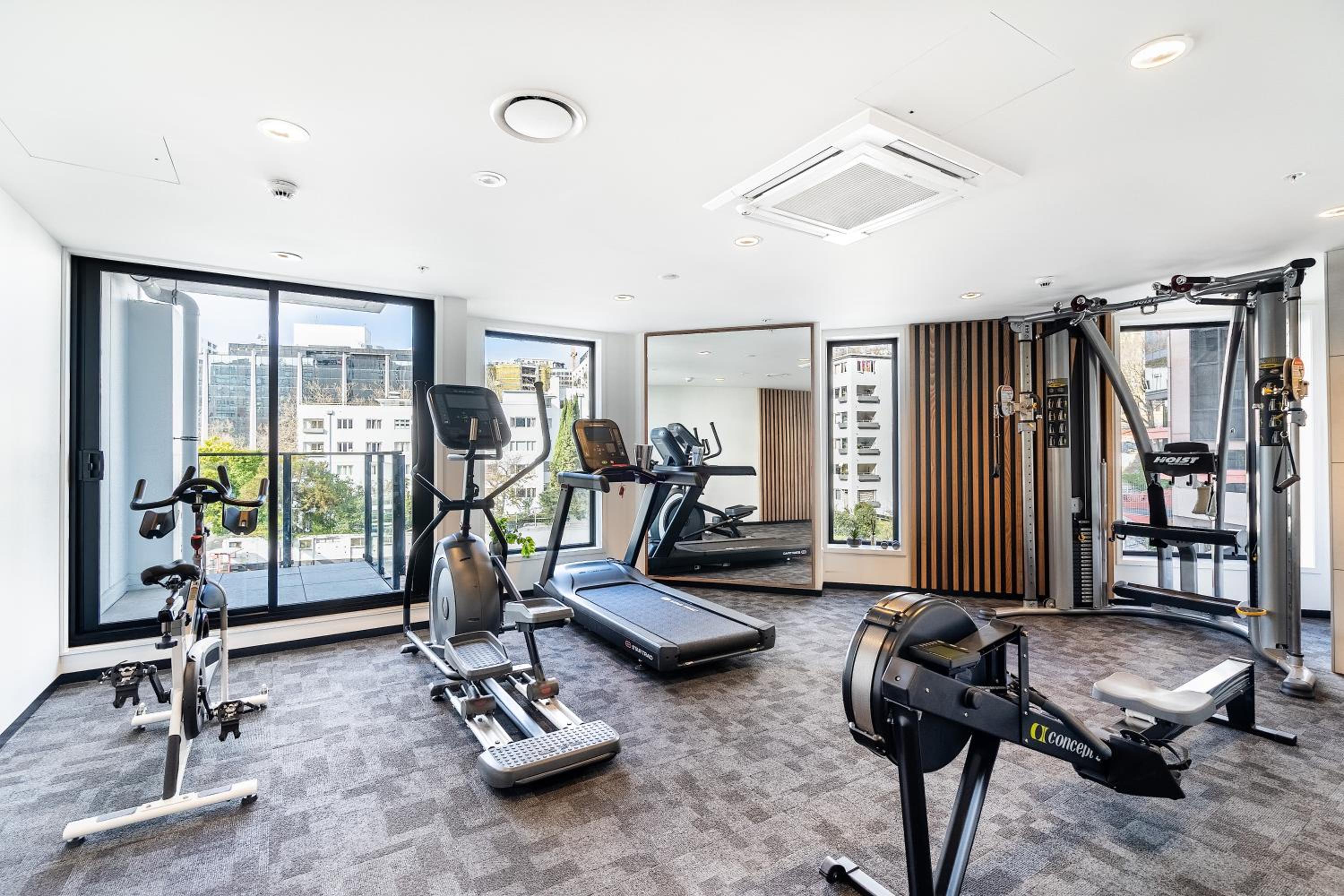 Comfy 1-bedroom studio in CBD view 4