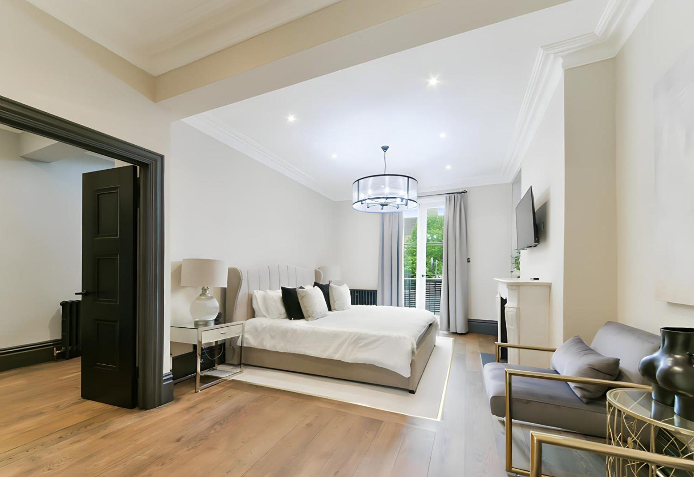 Luxury Chelsea House with Parking