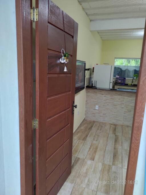 Casa, amplo terraço, churrasqueira, 8 pessoas