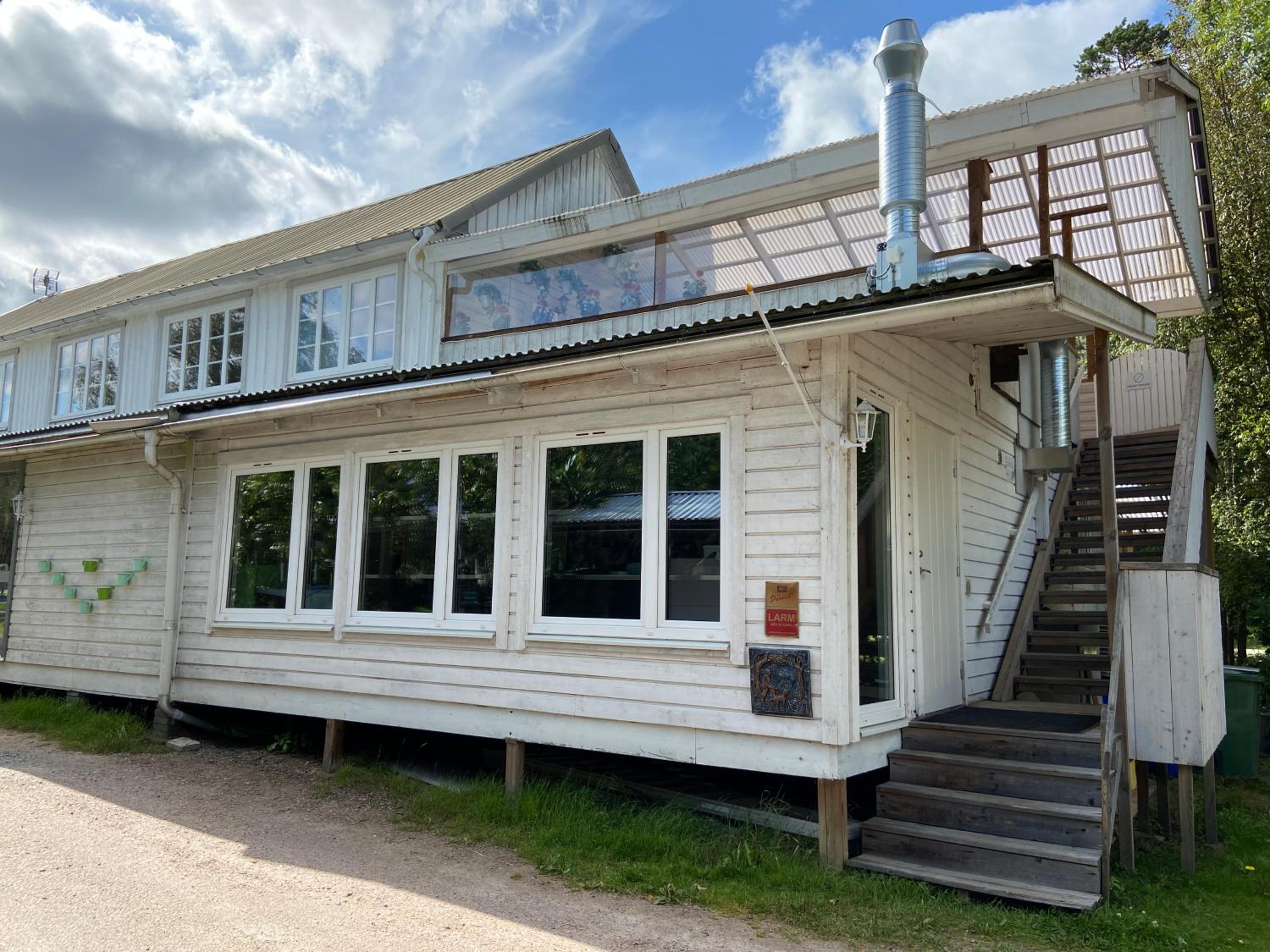 Stor lägenhet ovanpå café ute på landet