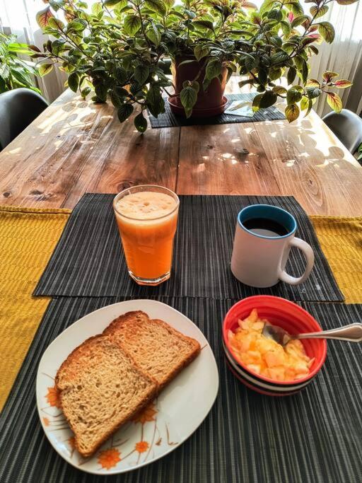 Close to airport and subway w breakfast