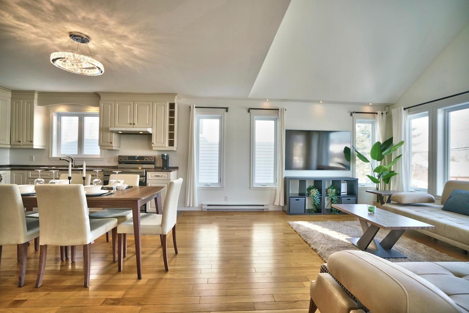 Dynamite 2-Bedroom House, Garage, Sleeps 6
