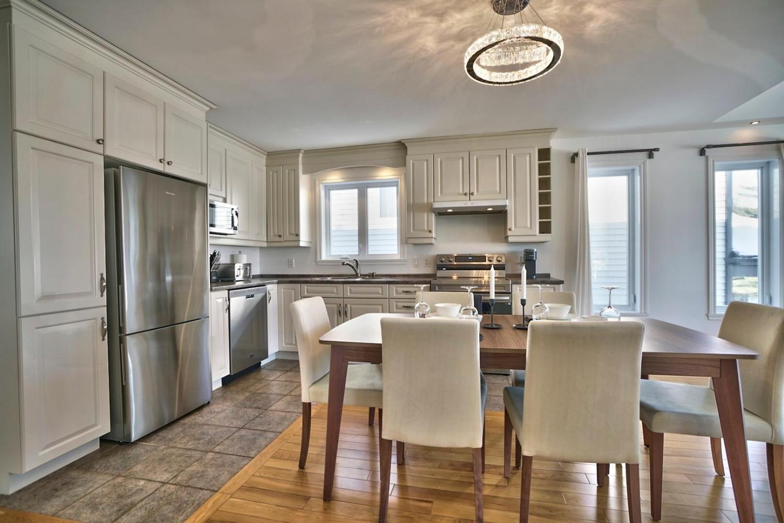 Dynamite 2-Bedroom House, Garage, Sleeps 6