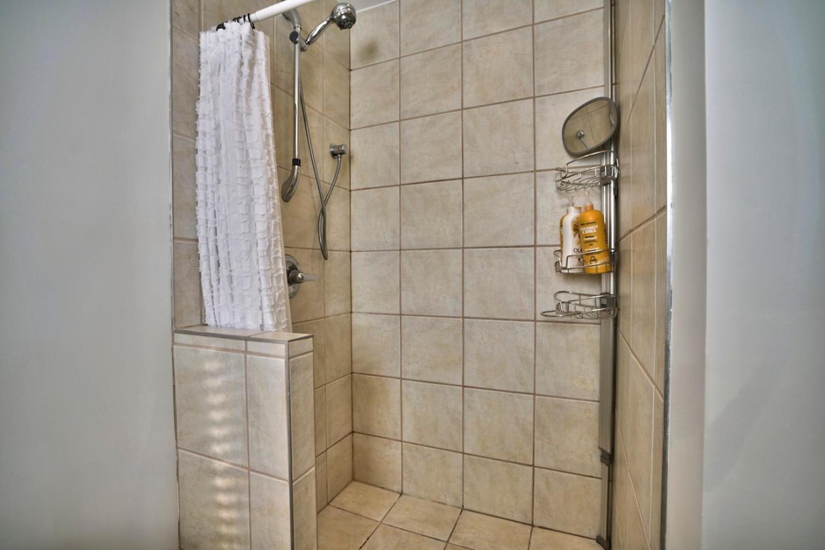 Dynamite 2-Bedroom House, Garage, Sleeps 6