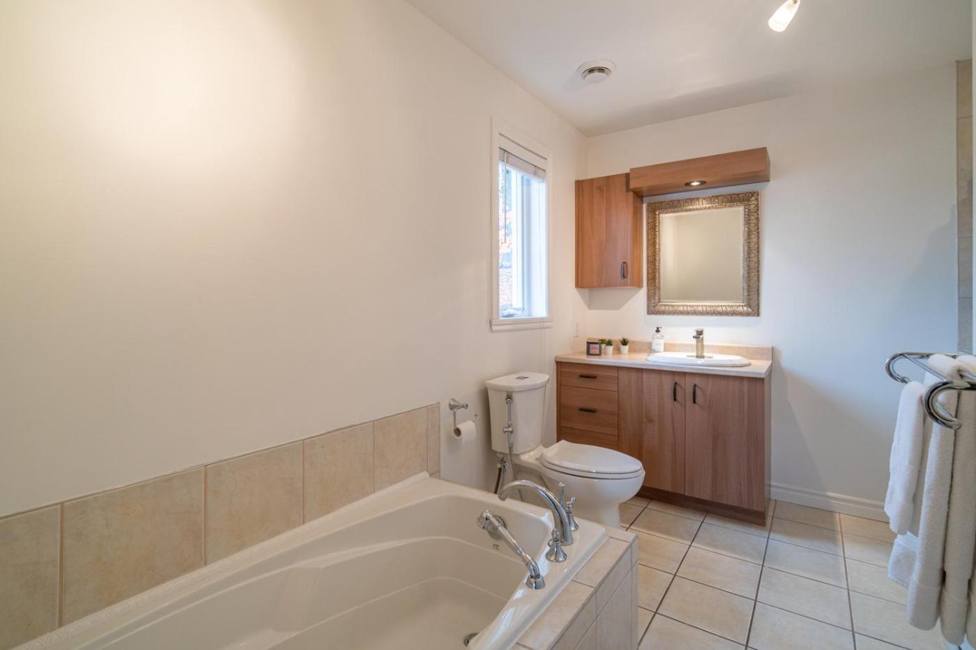 Dynamite 2-Bedroom House, Garage, Sleeps 6