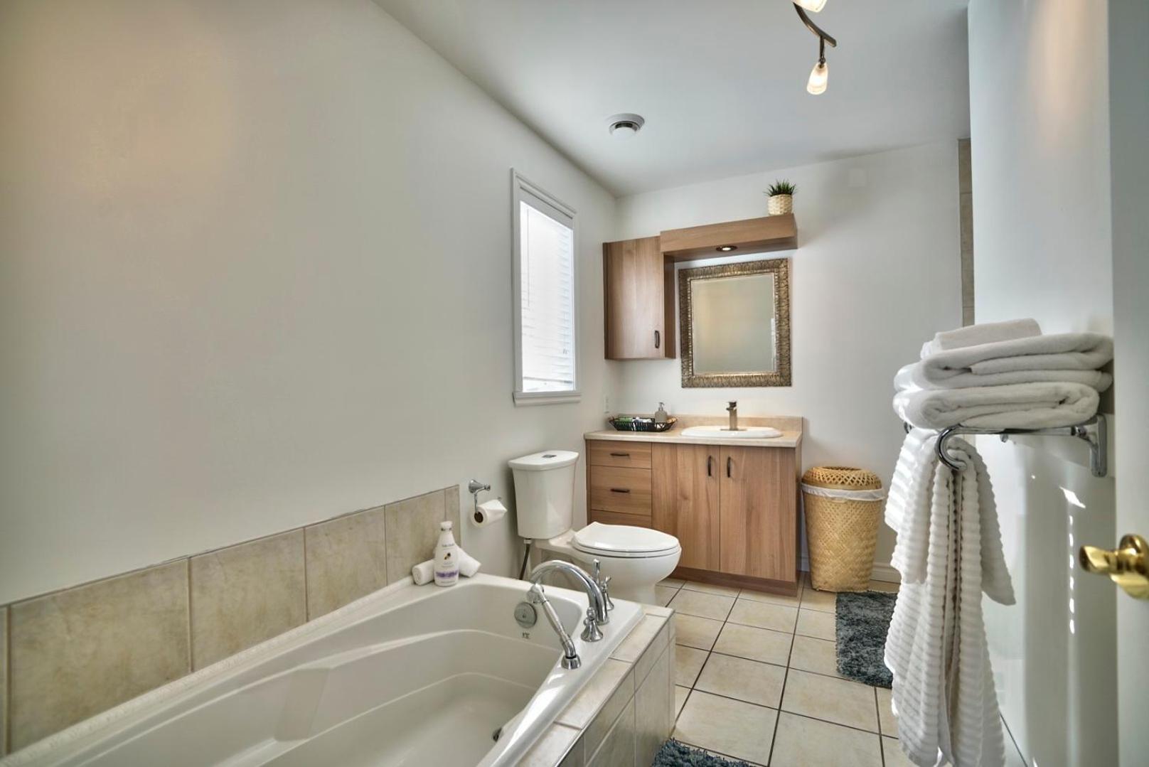Dynamite 2-Bedroom House, Garage, Sleeps 6