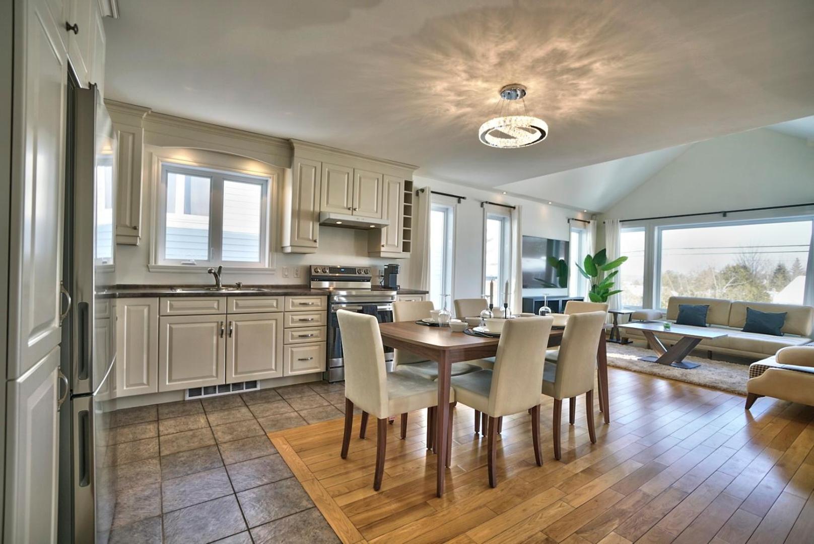 Dynamite 2-Bedroom House, Garage, Sleeps 6