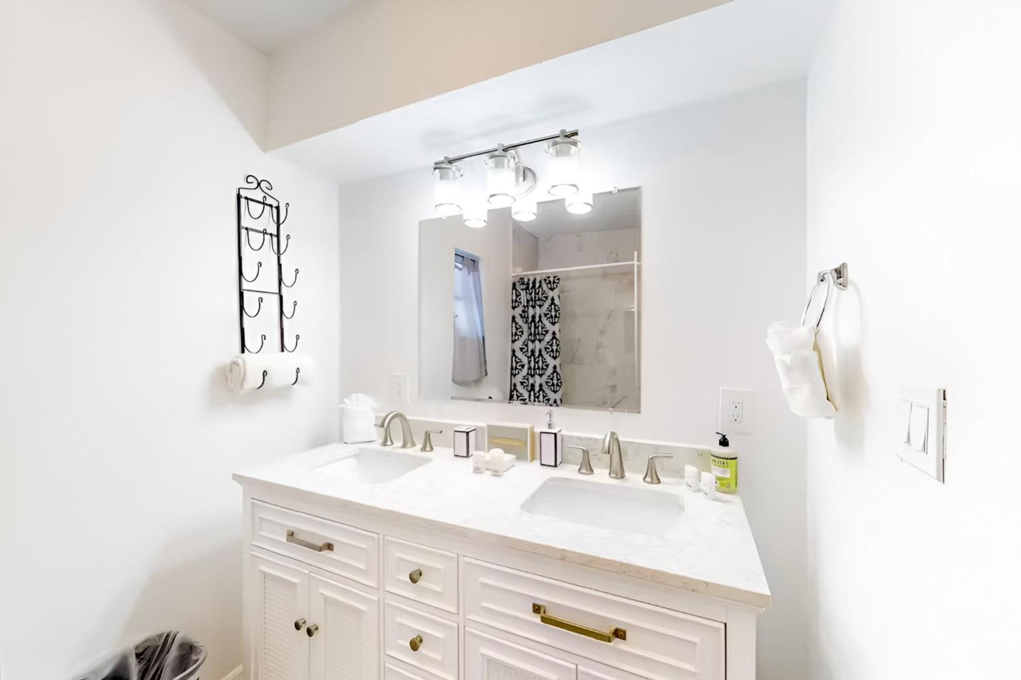 Spacious 4 bedroom 3 bath Clearwater Vacation House Cowboy Pool Fire Pit Games Close to Clearwater Beach Biking Trail Farmers Markets Harbor Health Spa Bay