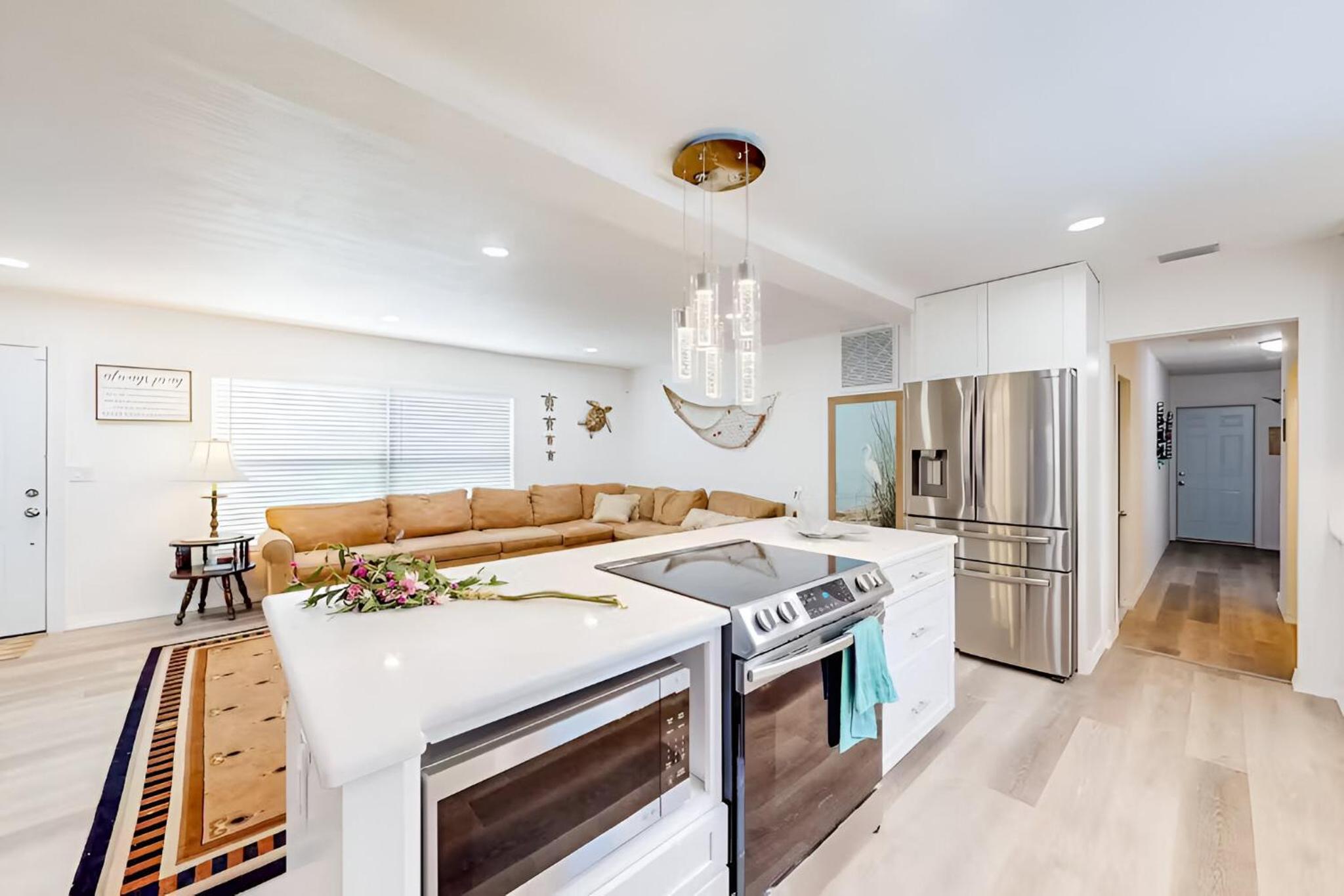 Spacious 4 bedroom 3 bath Clearwater Vacation House Cowboy Pool Fire Pit Games Close to Clearwater Beach Biking Trail Farmers Markets Harbor Health Spa Bay
