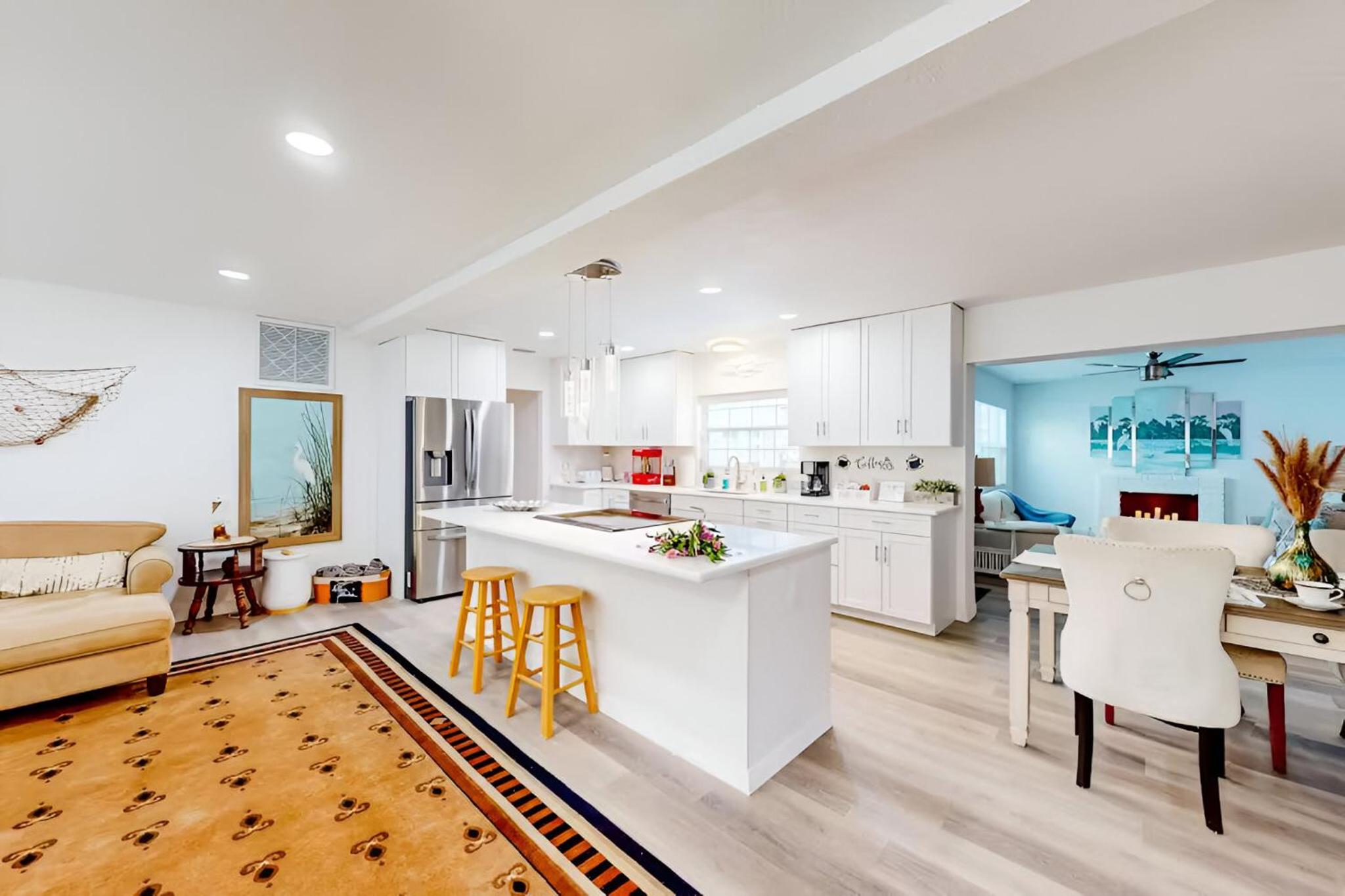 Spacious 4 bedroom 3 bath Clearwater Vacation House Cowboy Pool Fire Pit Games Close to Clearwater Beach Biking Trail Farmers Markets Harbor Health Spa Bay