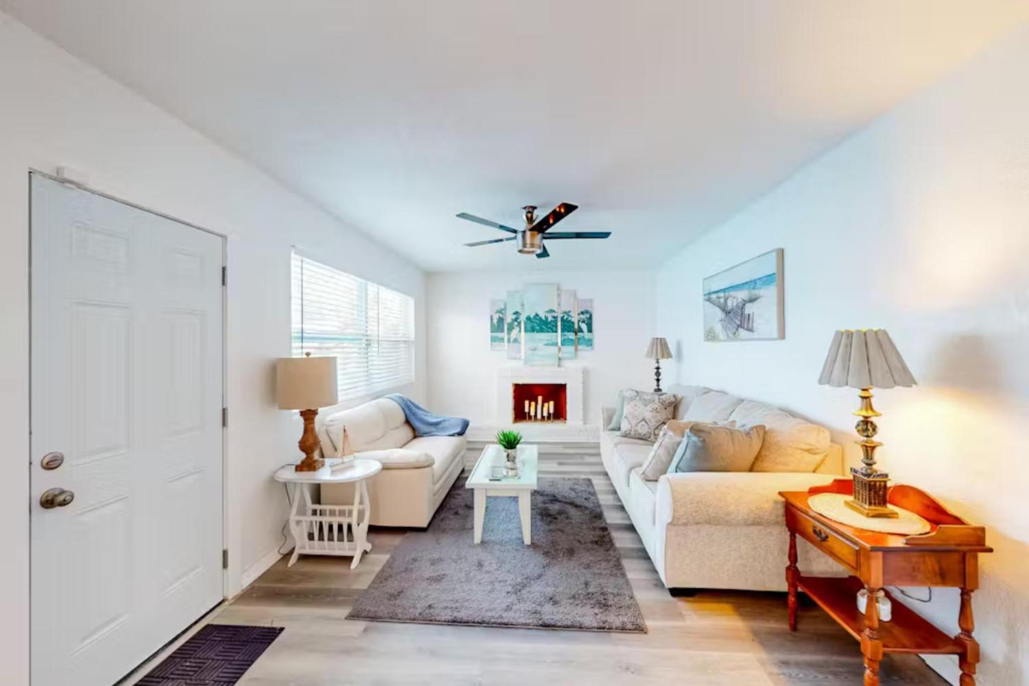 Spacious 4 bedroom 3 bath Clearwater Vacation House Cowboy Pool Fire Pit Games Close to Clearwater Beach Biking Trail Farmers Markets Harbor Health Spa Bay