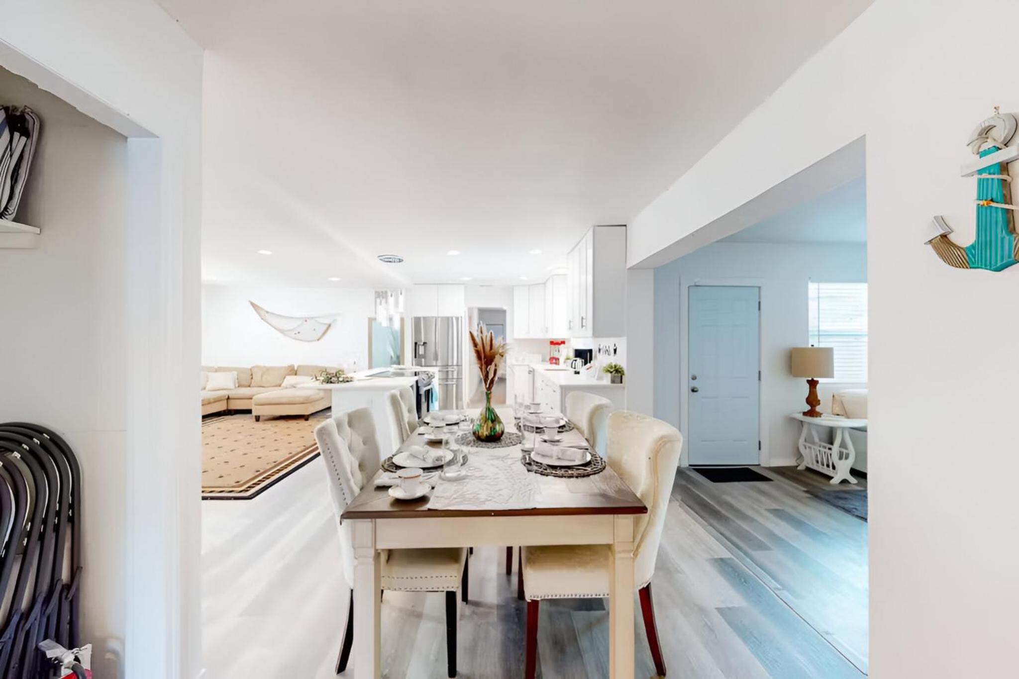 Spacious 4 bedroom 3 bath Clearwater Vacation House Cowboy Pool Fire Pit Games Close to Clearwater Beach Biking Trail Farmers Markets Harbor Health Spa Bay