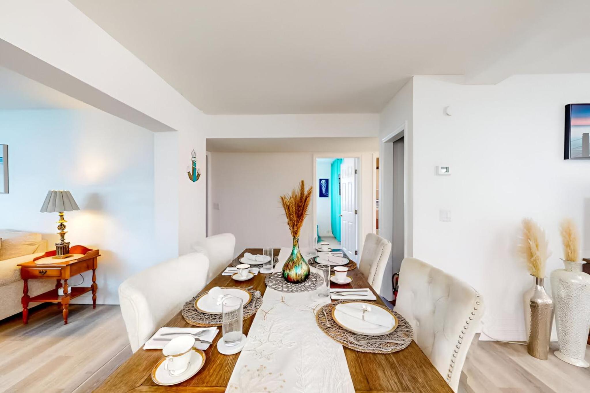 Spacious 4 bedroom 3 bath Clearwater Vacation House Cowboy Pool Fire Pit Games Close to Clearwater Beach Biking Trail Farmers Markets Harbor Health Spa Bay