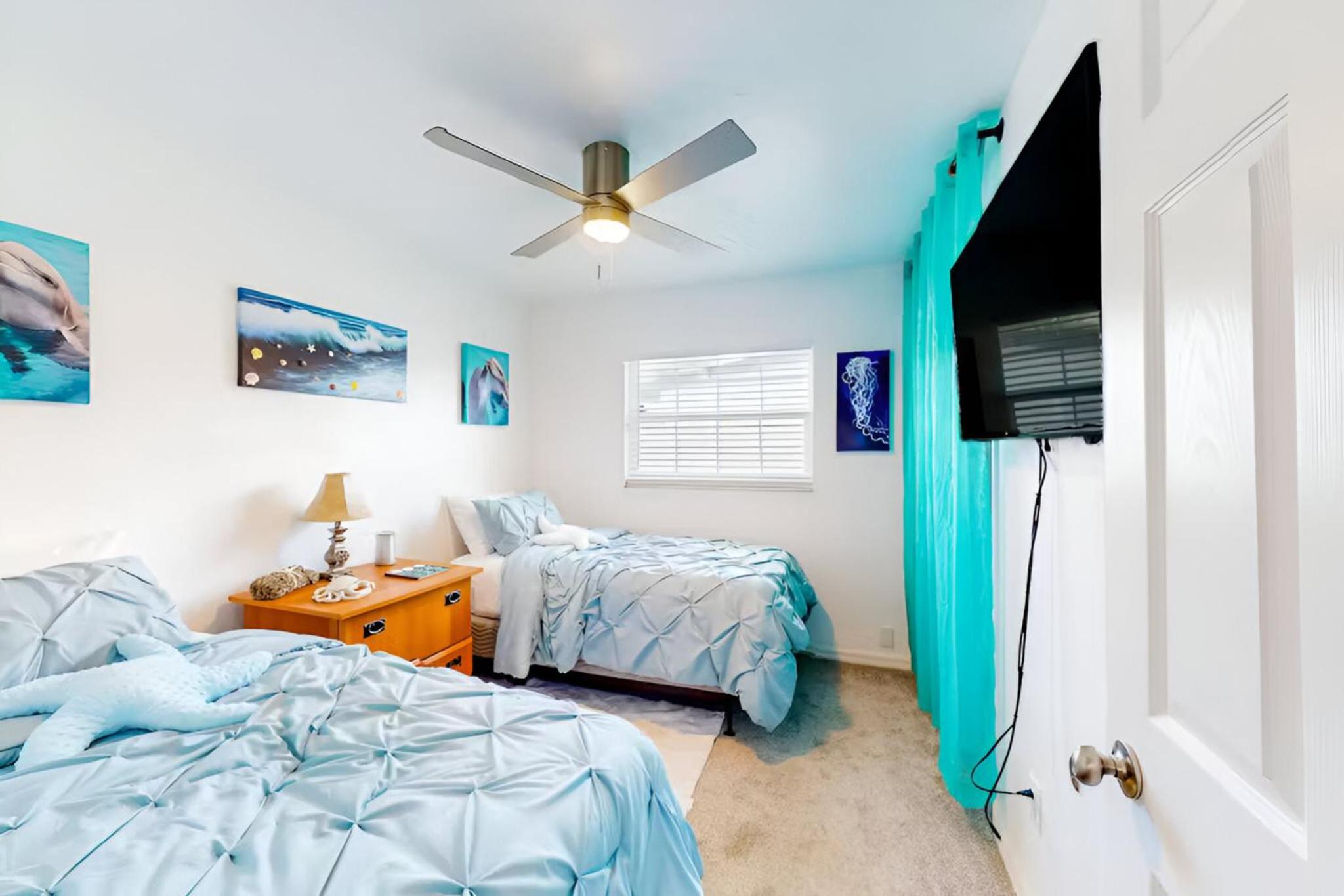 Spacious 4 bedroom 3 bath Clearwater Vacation House Cowboy Pool Fire Pit Games Close to Clearwater Beach Biking Trail Farmers Markets Harbor Health Spa Bay