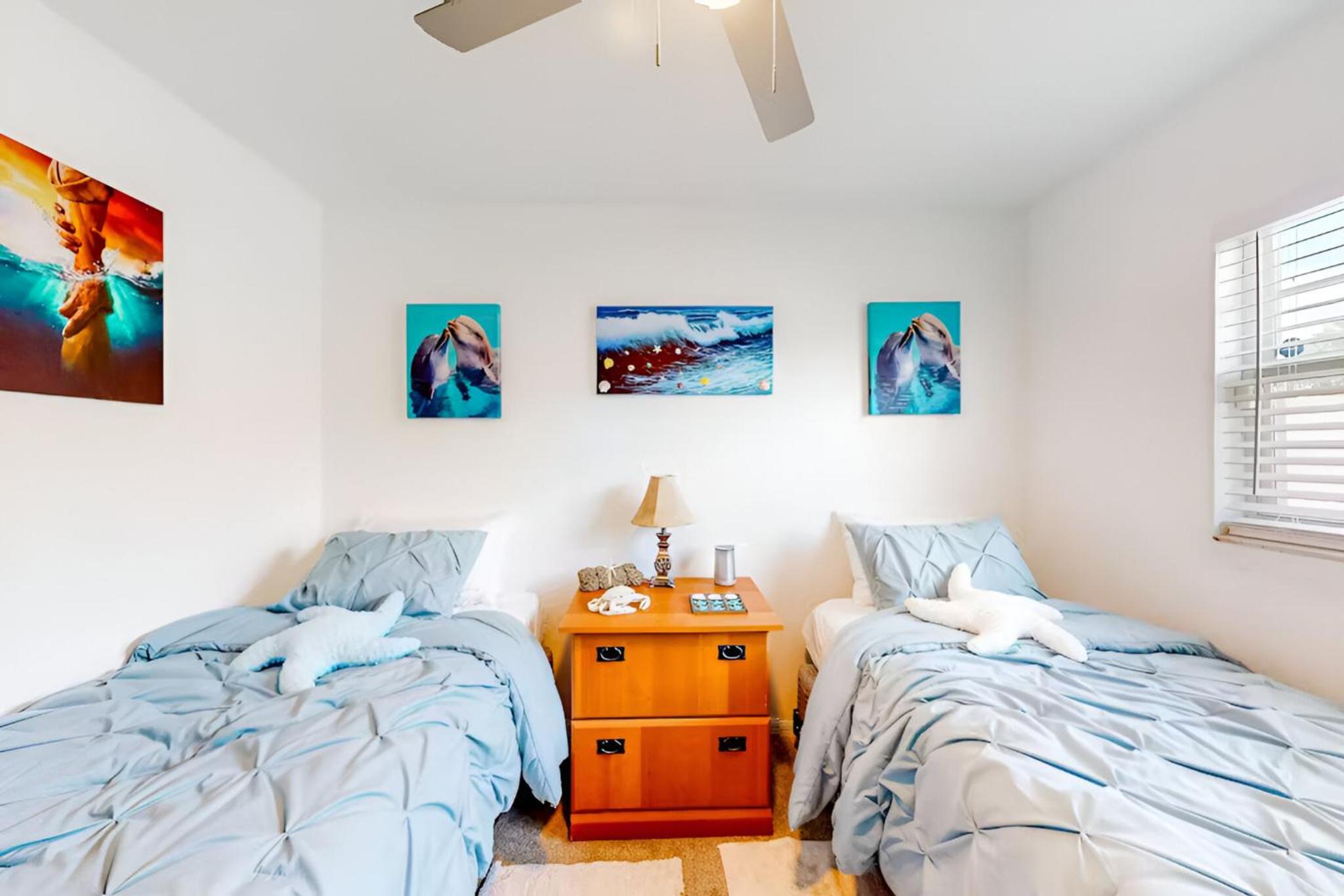 Spacious 4 bedroom 3 bath Clearwater Vacation House Cowboy Pool Fire Pit Games Close to Clearwater Beach Biking Trail Farmers Markets Harbor Health Spa Bay
