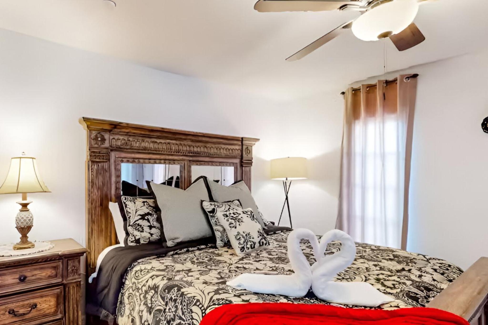 Spacious 4 bedroom 3 bath Clearwater Vacation House Cowboy Pool Fire Pit Games Close to Clearwater Beach Biking Trail Farmers Markets Harbor Health Spa Bay