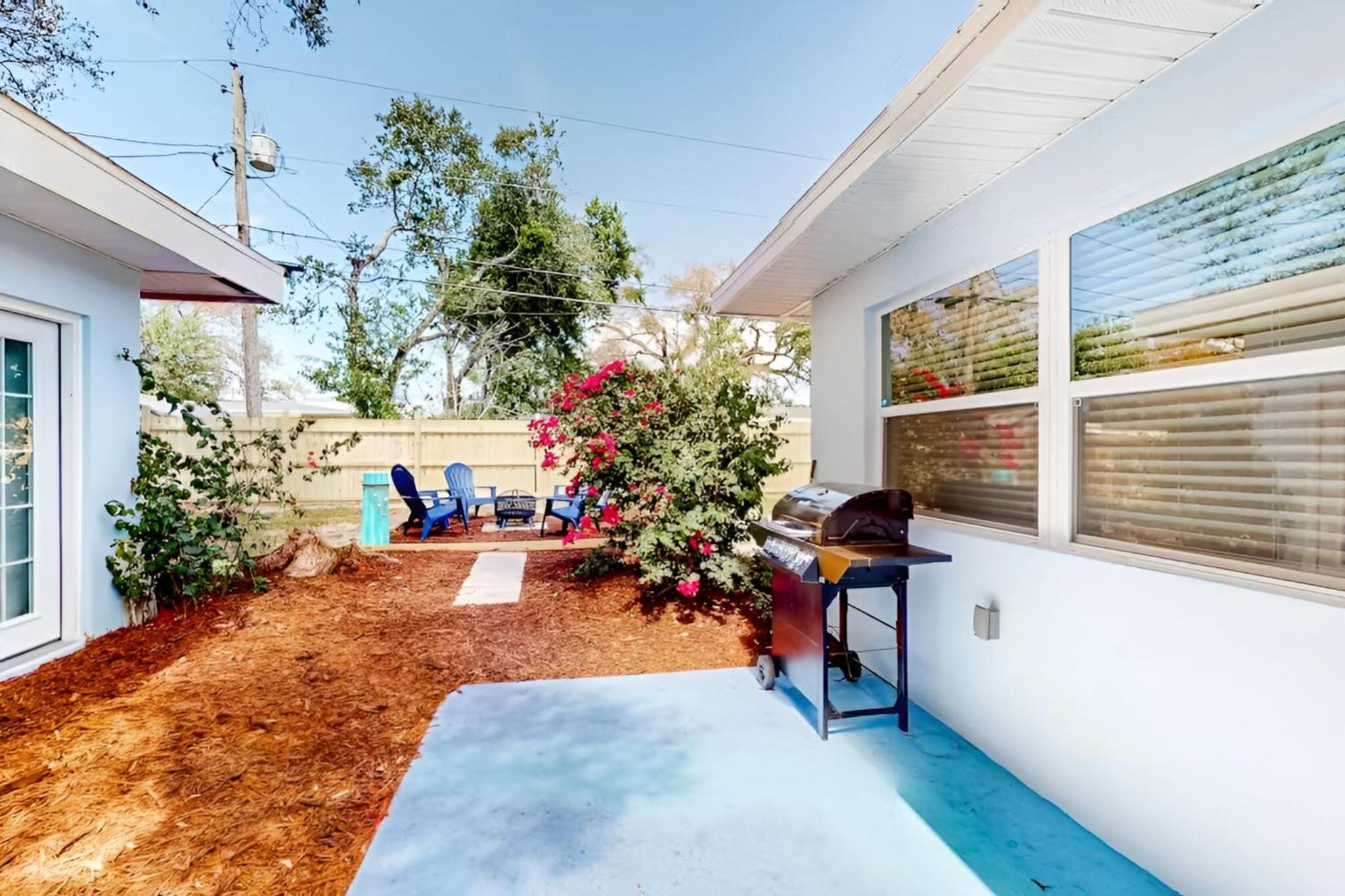 Spacious 4 bedroom 3 bath Clearwater Vacation House Cowboy Pool Fire Pit Games Close to Clearwater Beach Biking Trail Farmers Markets Harbor Health Spa Bay