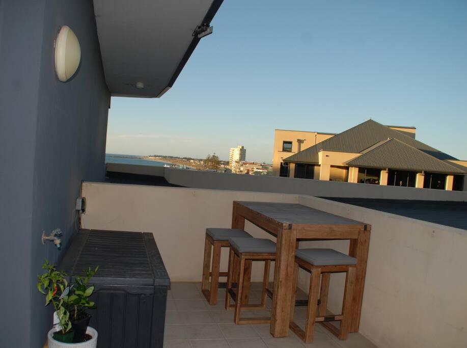Glenelg BEACH & Park views -wifi parking
