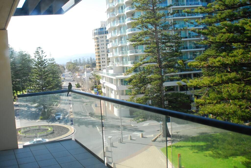 Glenelg BEACH & Park views -wifi parking