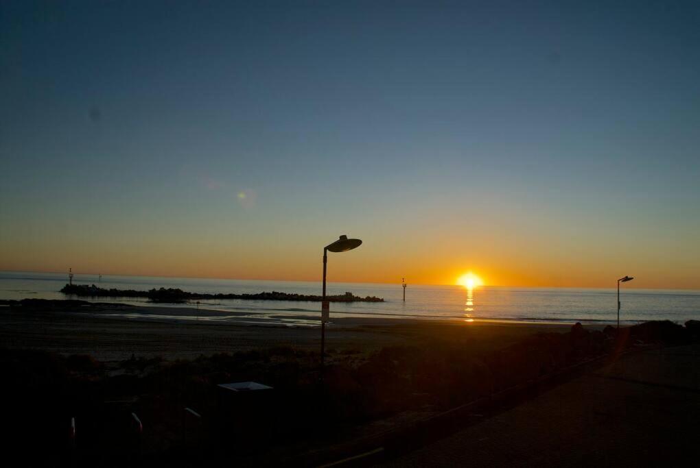 Glenelg BEACH & Park views -wifi parking