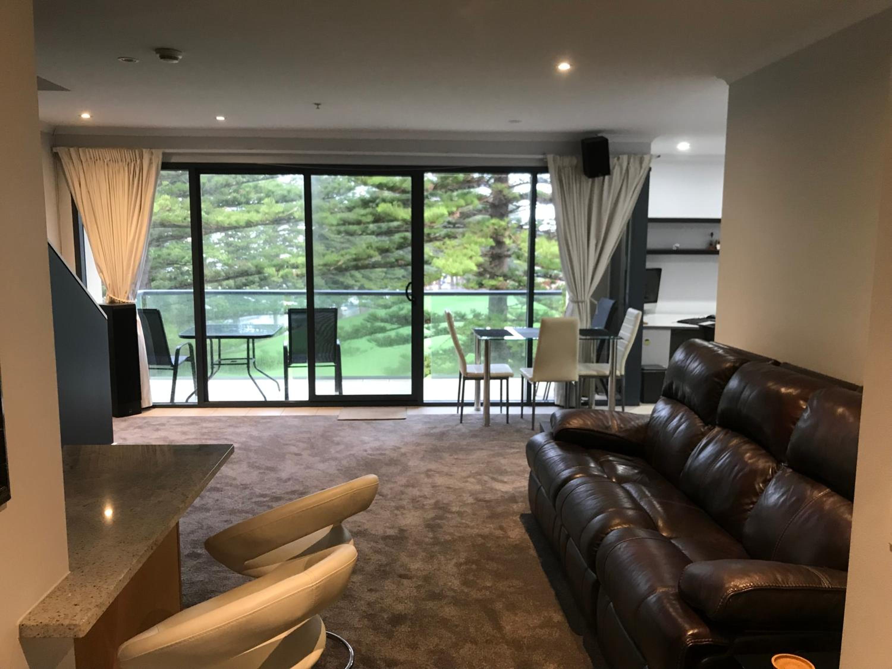 Glenelg BEACH & Park views -wifi parking
