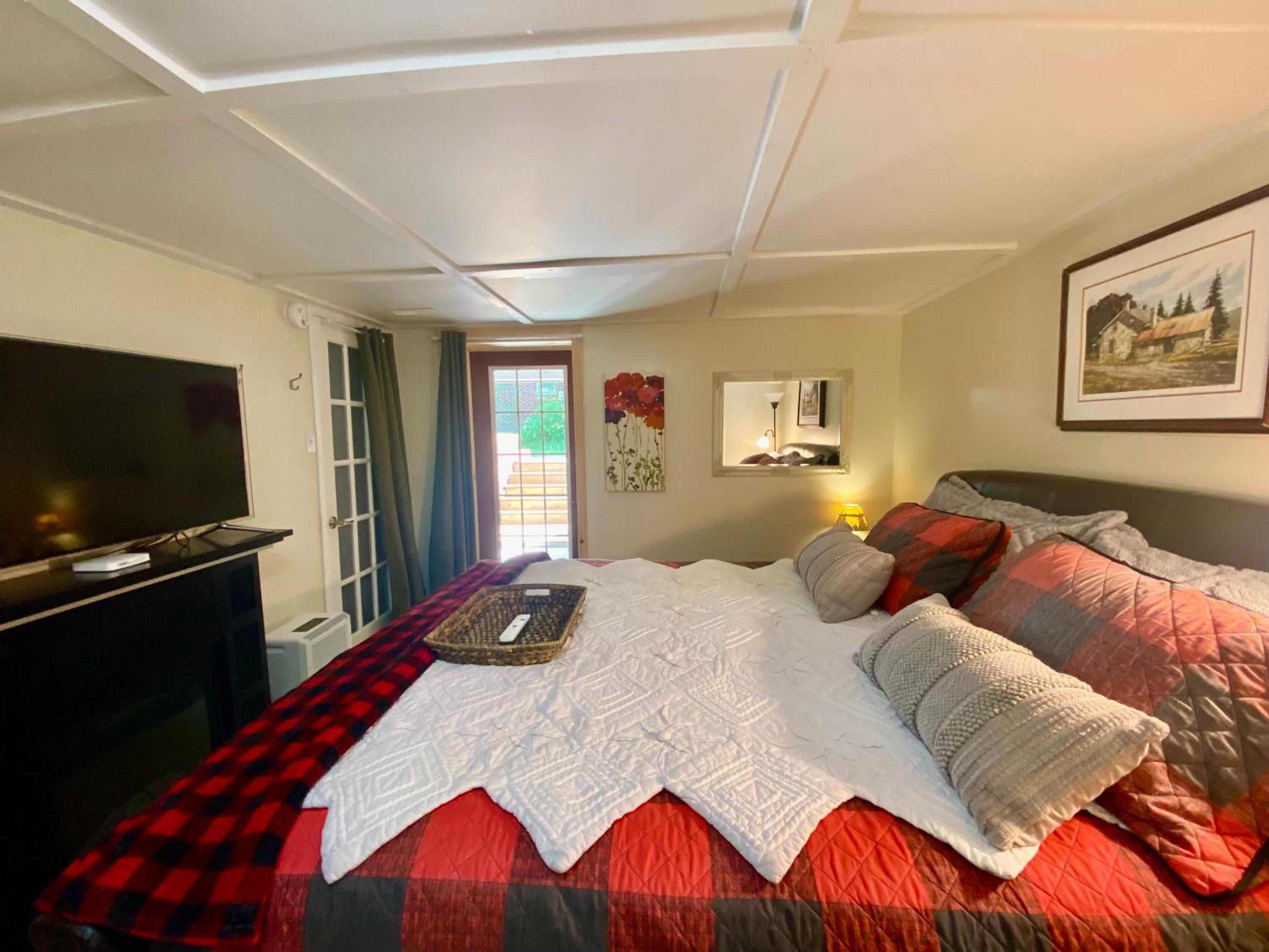 Cobourg Country Home - 10 Minutes From Cobourg Beach!
