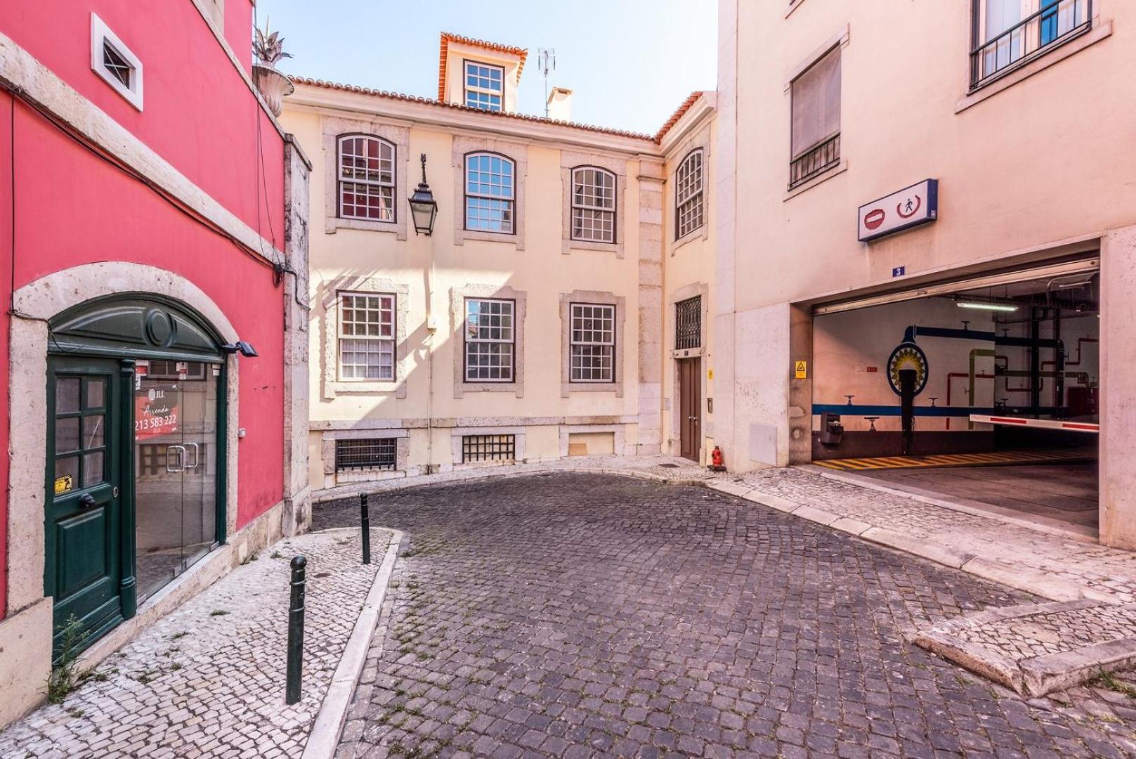 GuestReady - Newly Renovated Chiado Haven view 4