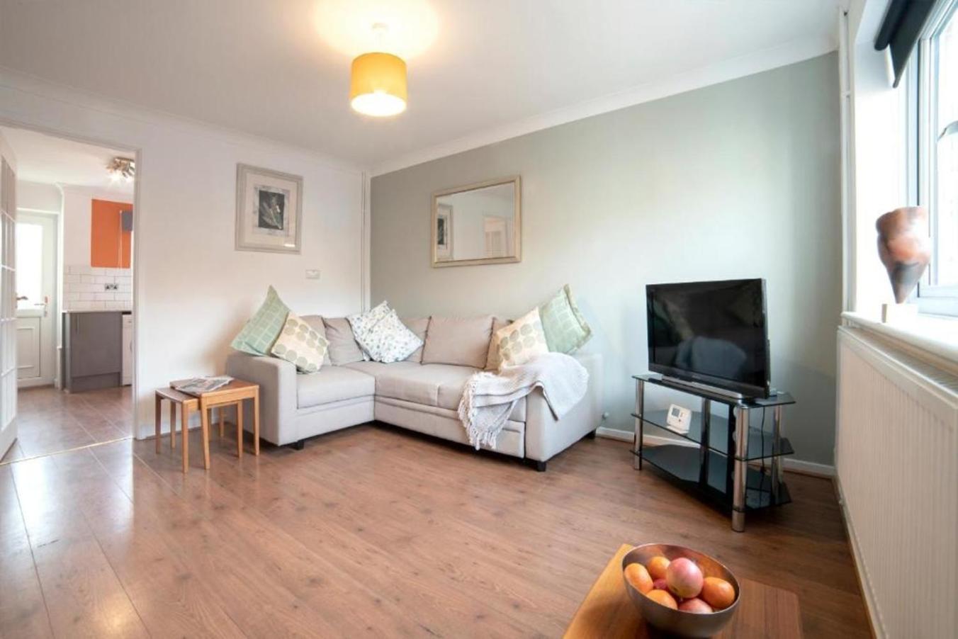 Stylish 2 BR Parking 7 mins Oxford 14 Bicester view 4