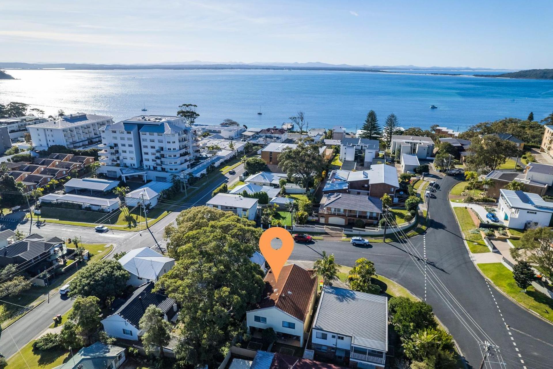 Pet friendly La Costa, 2-1a Messines St - air con and Wi-Fi