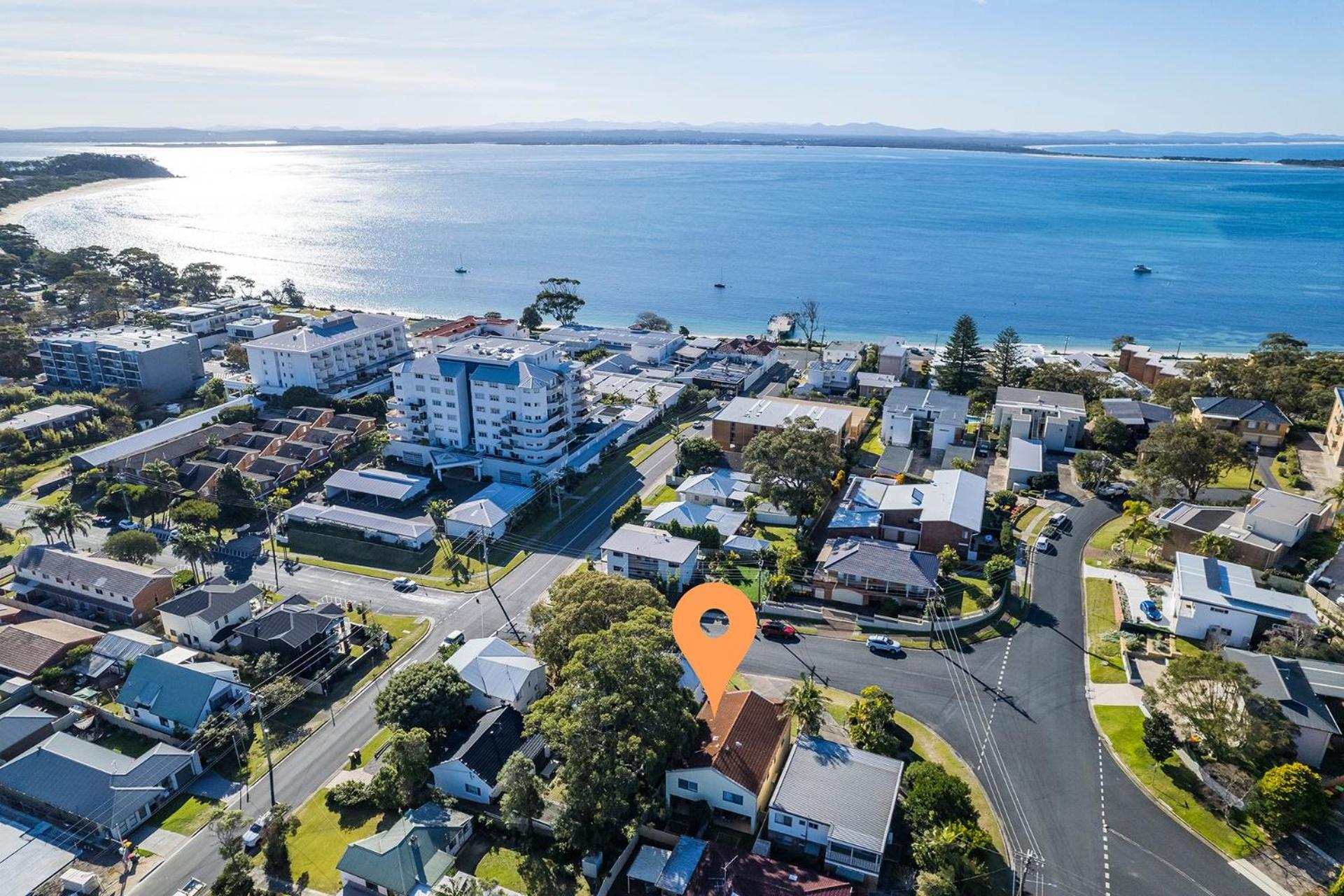 Pet friendly La Costa, 2-1a Messines St - air con and Wi-Fi