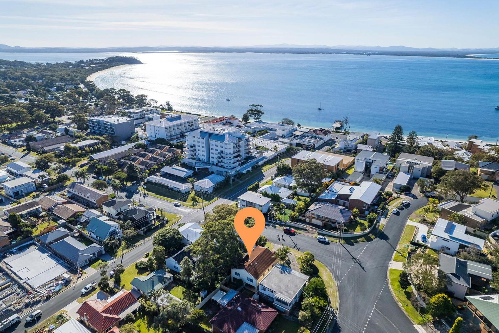 Pet friendly La Costa, 2-1a Messines St - air con and Wi-Fi
