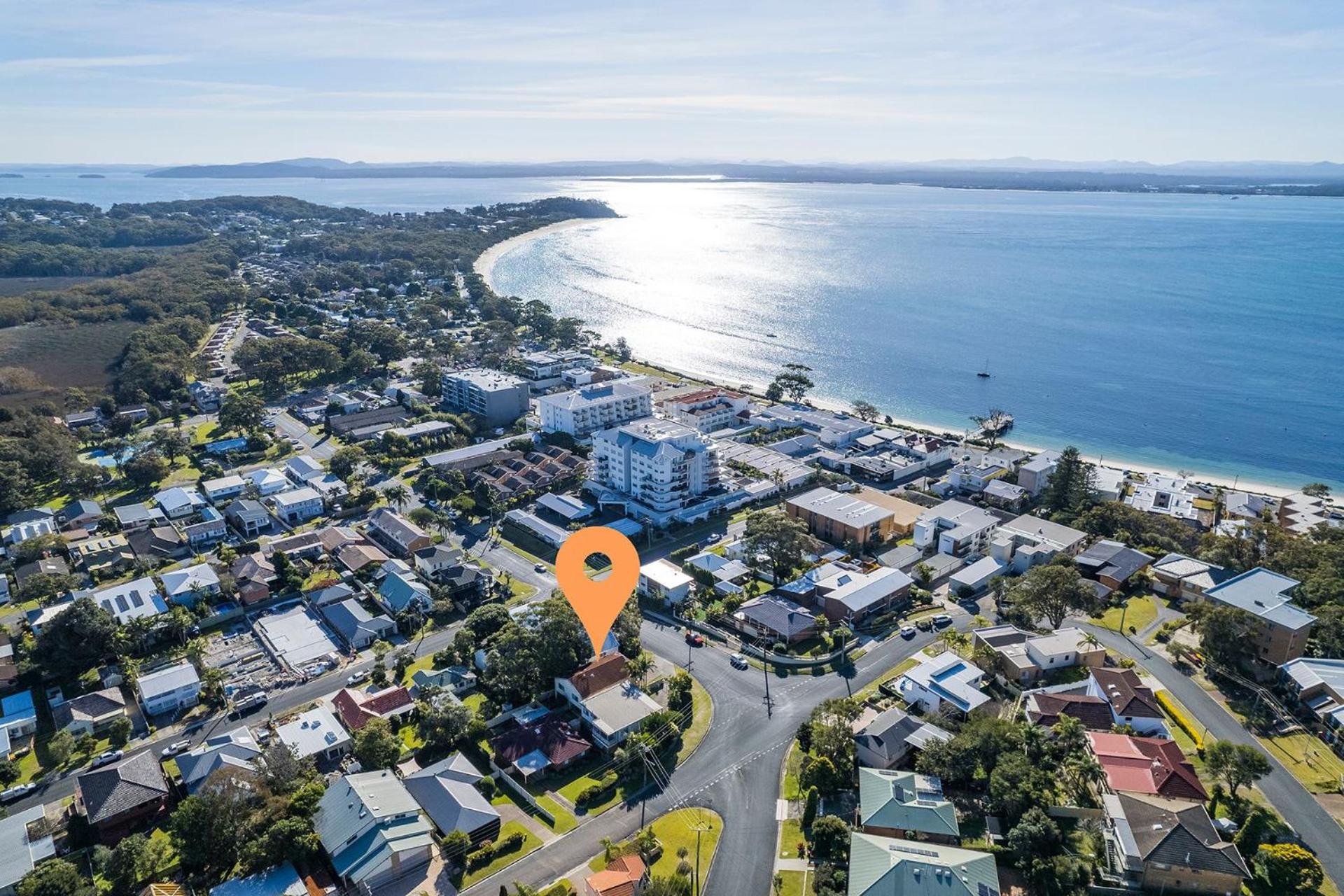 Pet friendly La Costa, 2-1a Messines St - air con and Wi-Fi