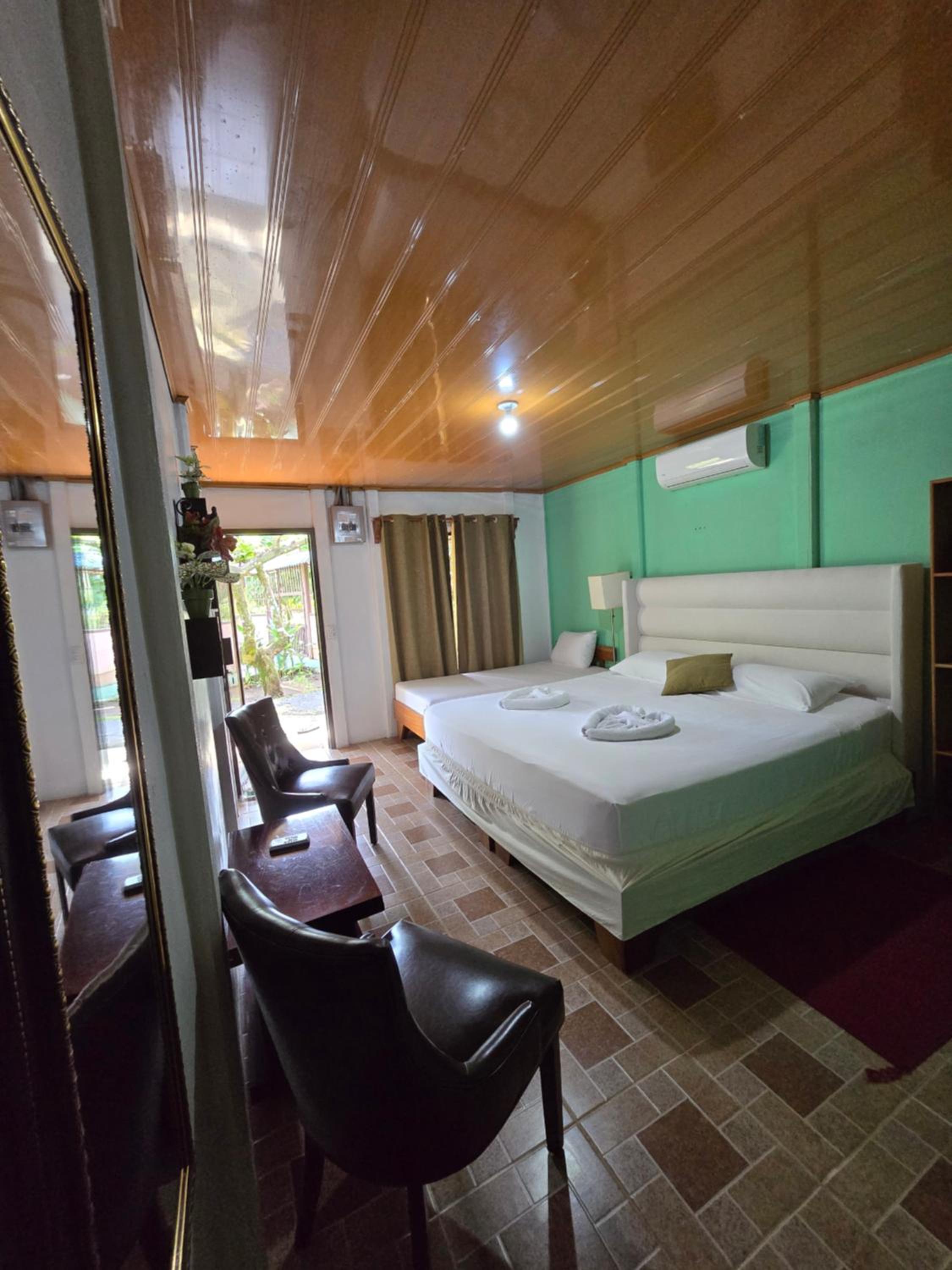 Tortuguero Hill Rooms