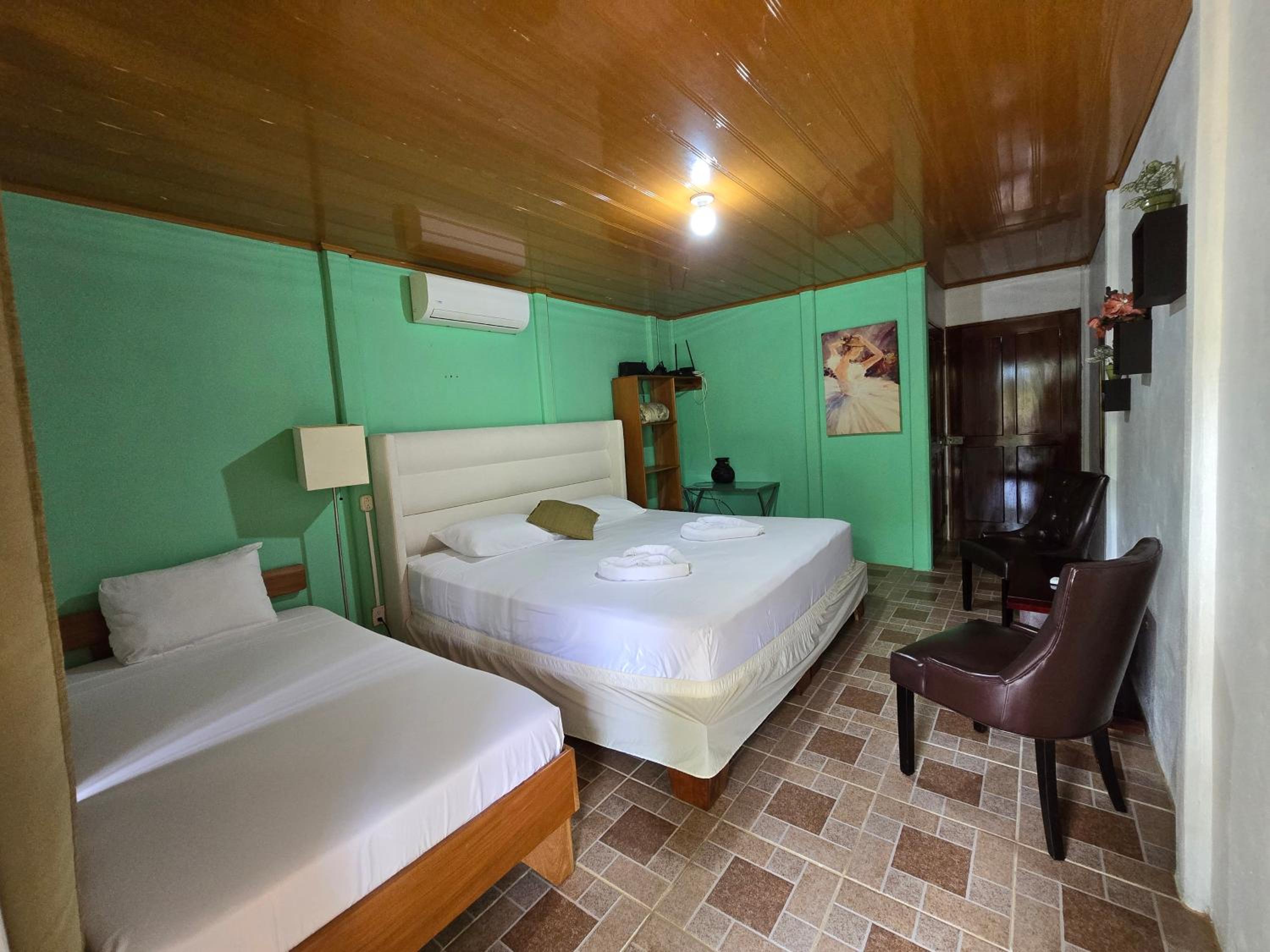 Tortuguero Hill Rooms