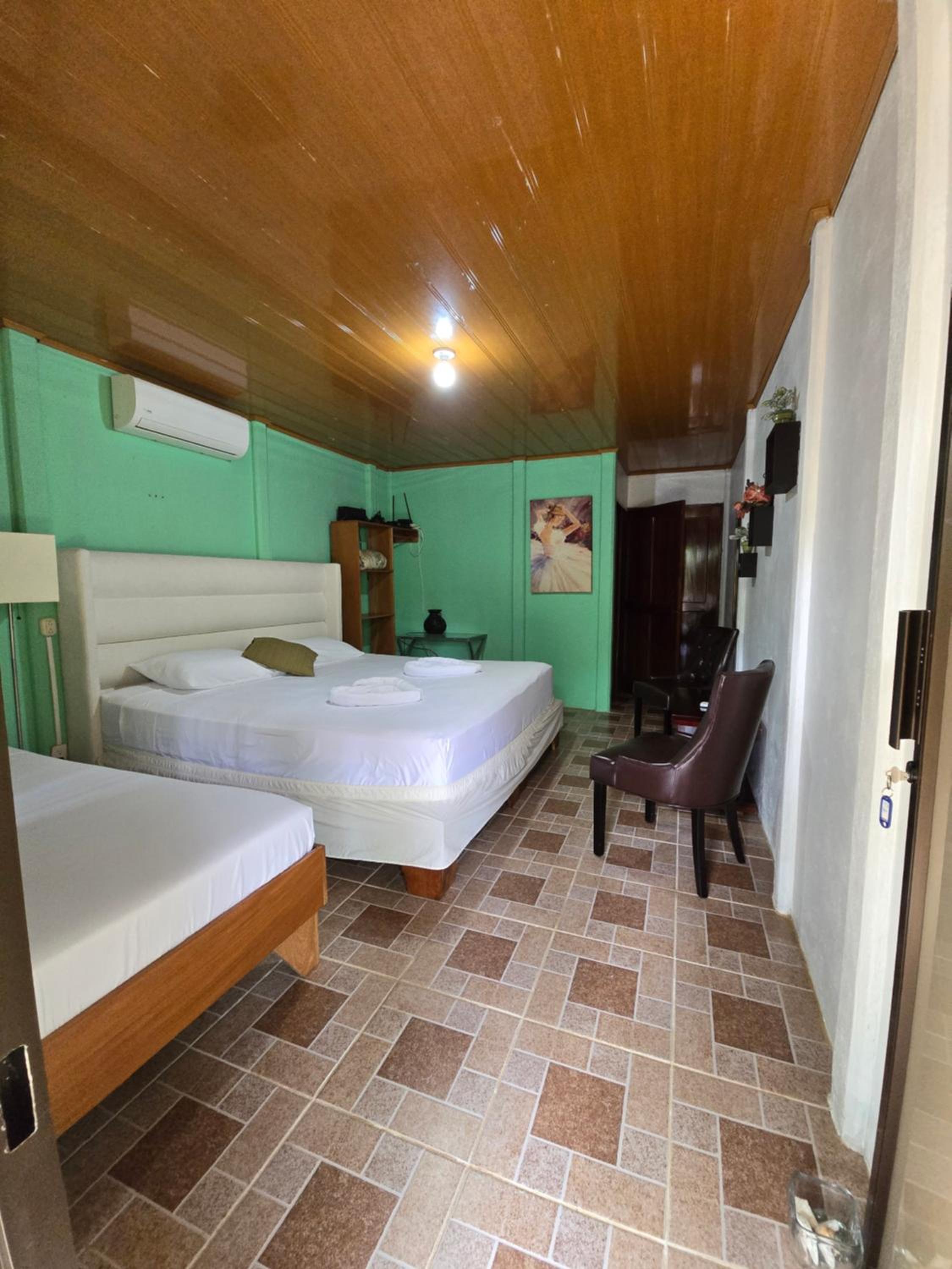 Tortuguero Hill Rooms