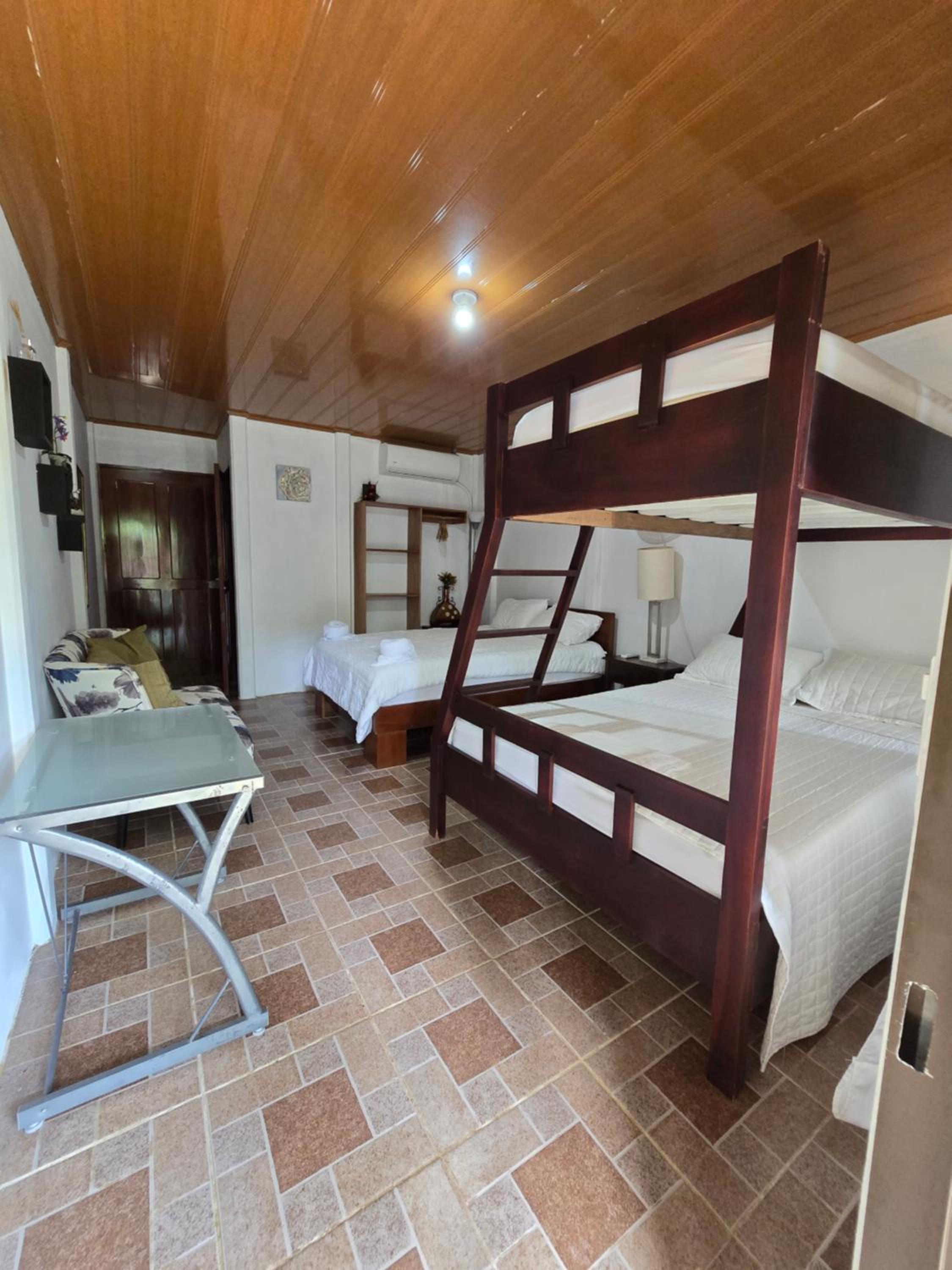 Tortuguero Hill Rooms