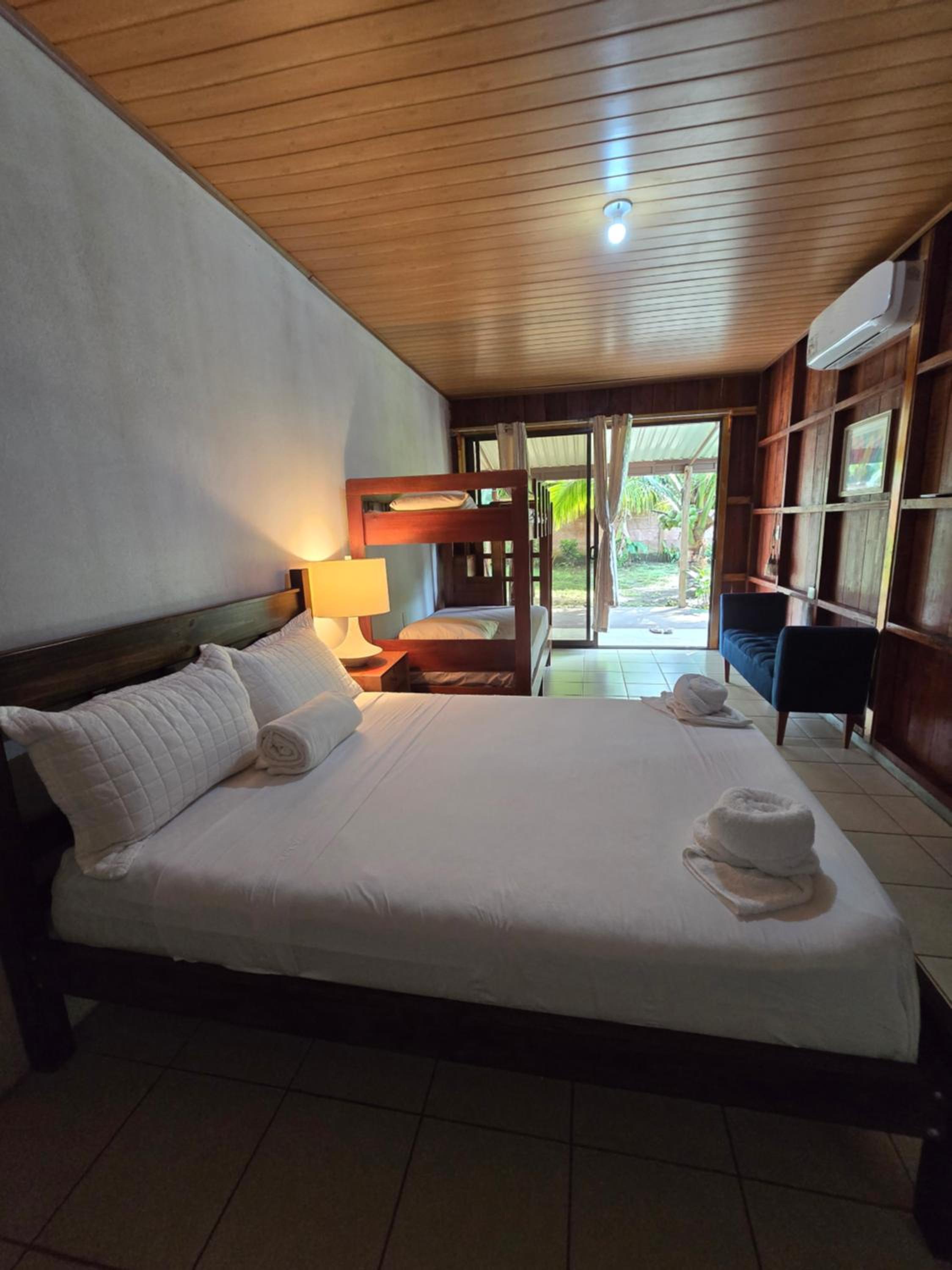 Tortuguero Hill Rooms