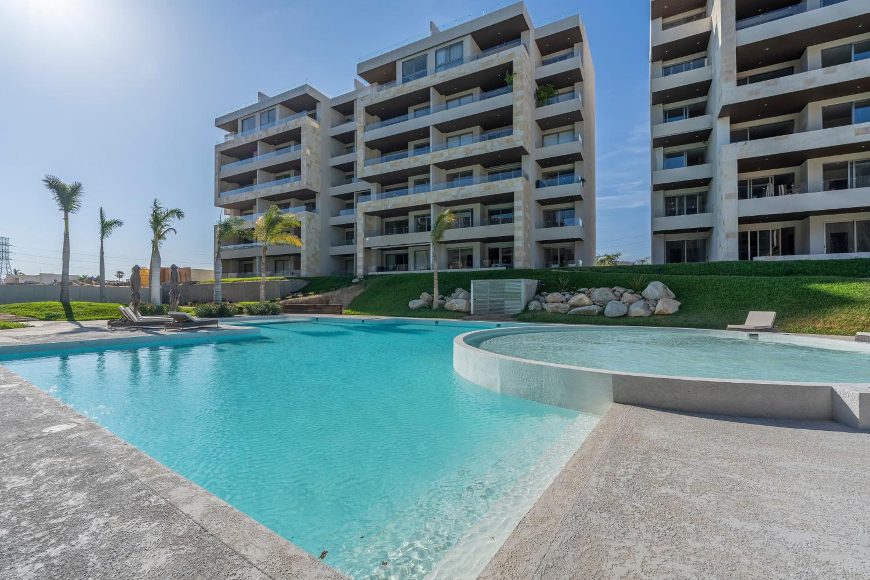 Luxury Beachfront Apartment in Cabo view 2